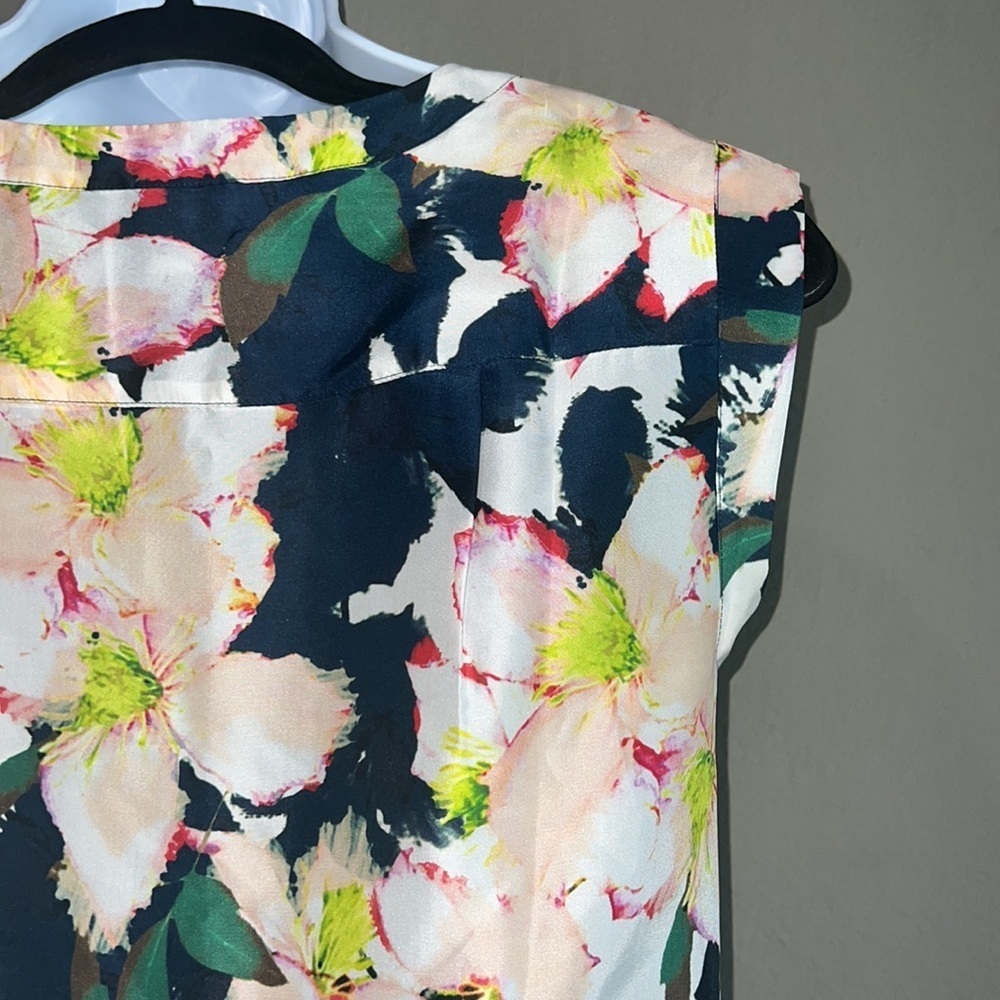 J. Crew Sleeveless Top in cove floral.
Size 2P - Picture 8 of 10